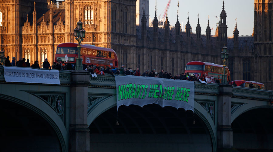 Anti-Trump protesters drop banners from London bridges (VIDEO)