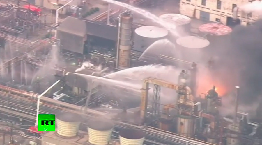 Evacuation orders for over 2,900 as huge fire breaks out at Japanese petroleum plant (VIDEO)