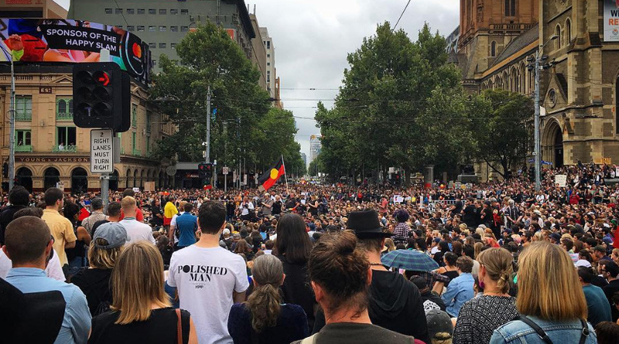 Violence erupts as police & protesters clash during Australia Day in Sydney (PHOTOS, VIDEO)