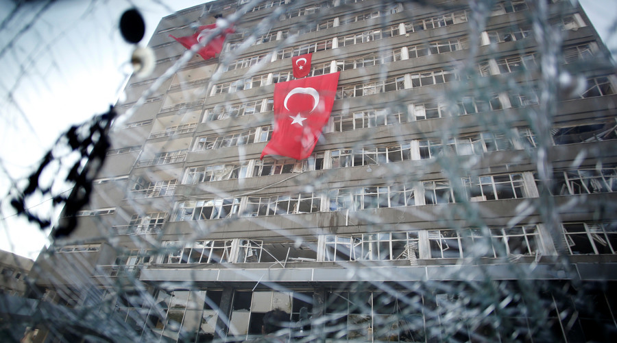 Turkey vows to cancel migrant deal if coup suspects not extradited from Greece