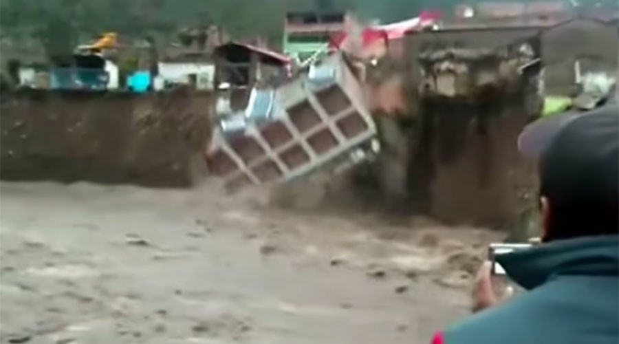 Hotel plunges into Peruvian river during deluge (VIDEO)