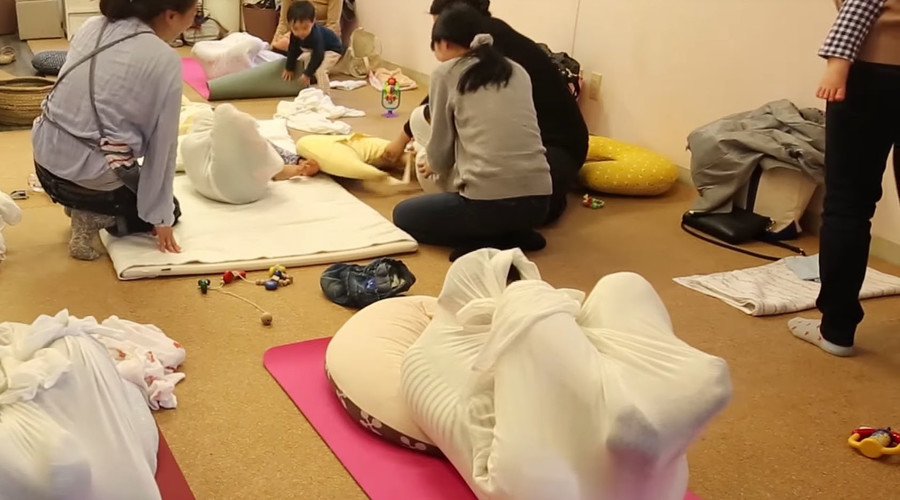Like child in a womb: Stress-relieving adult wrapping fast becoming trend in Japan (VIDEO)