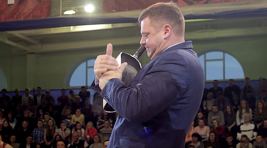 Super strong Russian man rolls frying pan into burrito with bare hands (VIDEO)