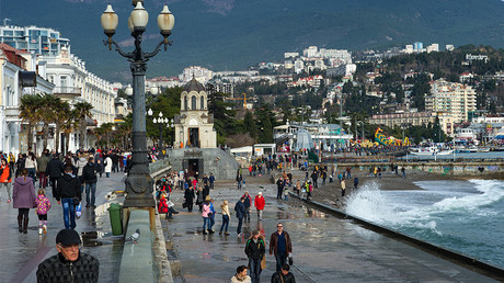 Pedestrians on an embankment in Yalta in January. © Sergey Malgavko