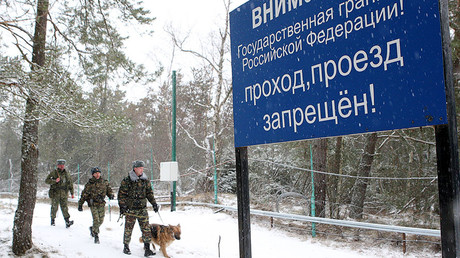 Border guards with dogs patrolling the border with Lithuania in the area of the Curonian Spit. ©
Igor Zarembo