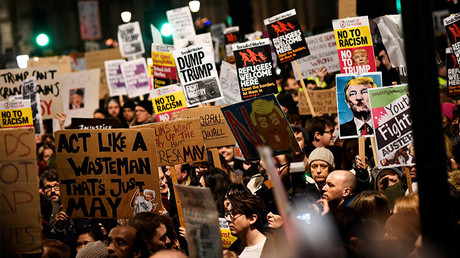 Demonstrators hold placards during a protest against U.S. President Donald Trump's executive order travel ban in London, Britain January 30, 2017. © Dylan Martinez