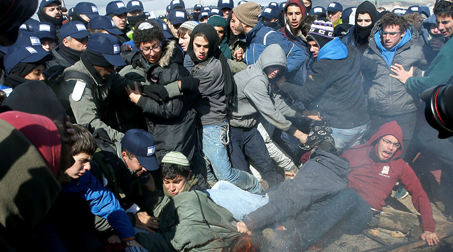 Israeli police clash with settlers during eviction of residents from illegal outpost (VIDEO)