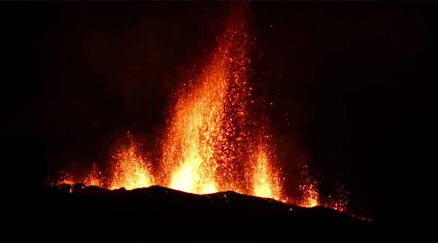 Mesmerizing volcanic eruption lights up night sky (VIDEO) — RT Viral