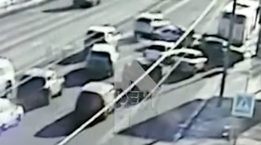 CCTV captures car chase on streets of Moscow (VIDEO)