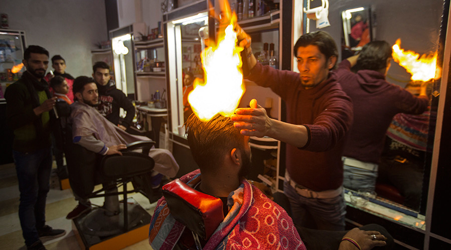 Meet Gaza’s hottest barber: Palestinian uses fire to style hair (VIDEO)