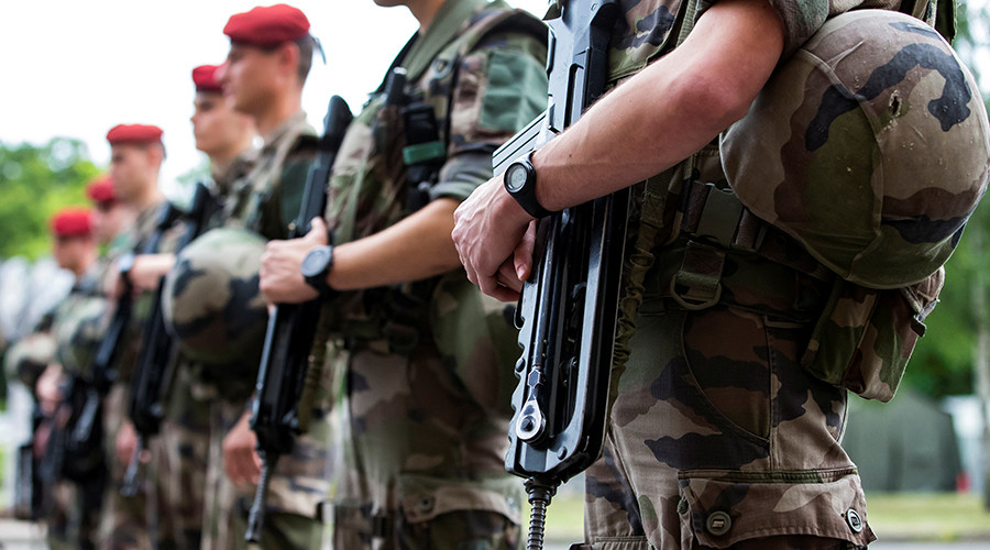 French soldiers robbed of assault rifles & ammo in McDonald’s parking lot