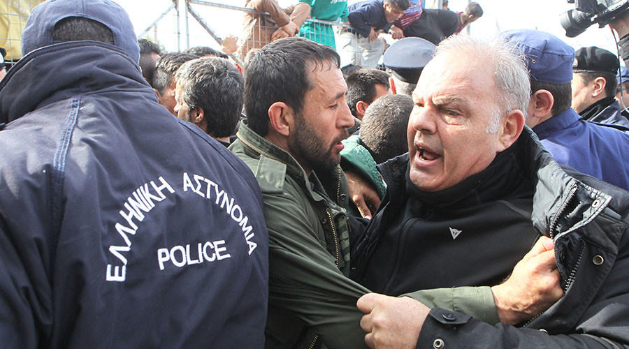 Refugees block Greek immigration minister from camp amid hunger strike (VIDEO)