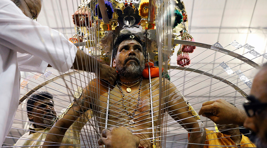 Bloodied body piercings aplenty during Hindu Thaipusam festival (GRAPHIC VIDEOS, PHOTOS)