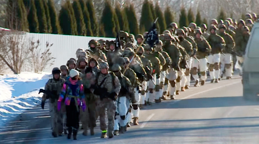 US troops march through Latvian town, woo border guards with arms & equipment (VIDEOS)