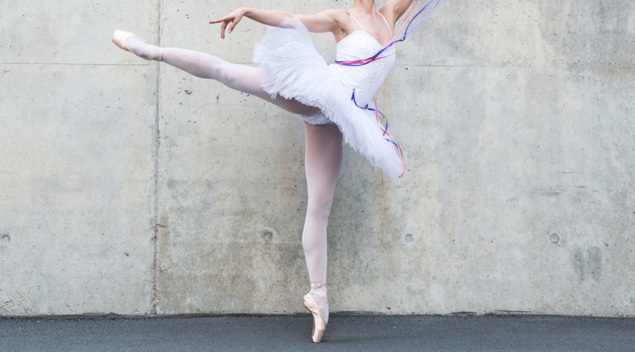 Ballerina dances on busy Moscow road in temperature of -17C… and no one is sure why (VIDEO)