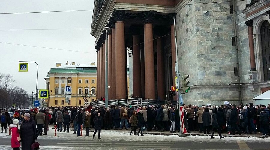 Сrowds surround St Petersburg religious museum, protesting its transition to Orthodox Church