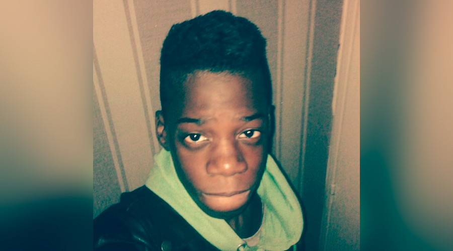 Teenage protester rescues girl from burning car in Paris riots