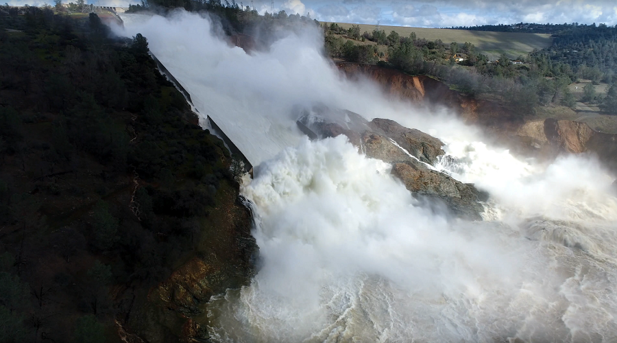 California tallest dam spillway damaged, tens of thousands evacuate