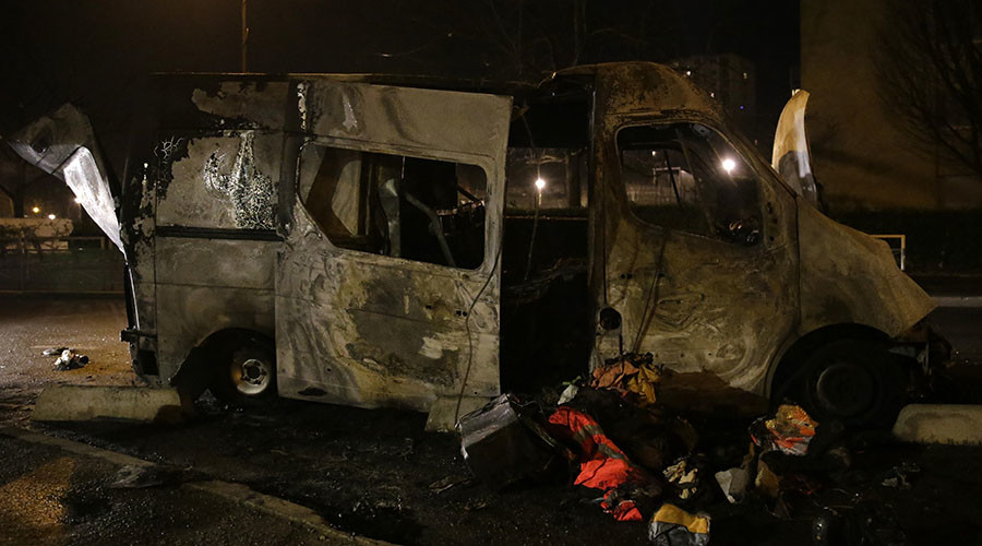 Reporter attacked, 2 cars burned out as anti-police protests rage on in Paris suburbs (VIDEO)