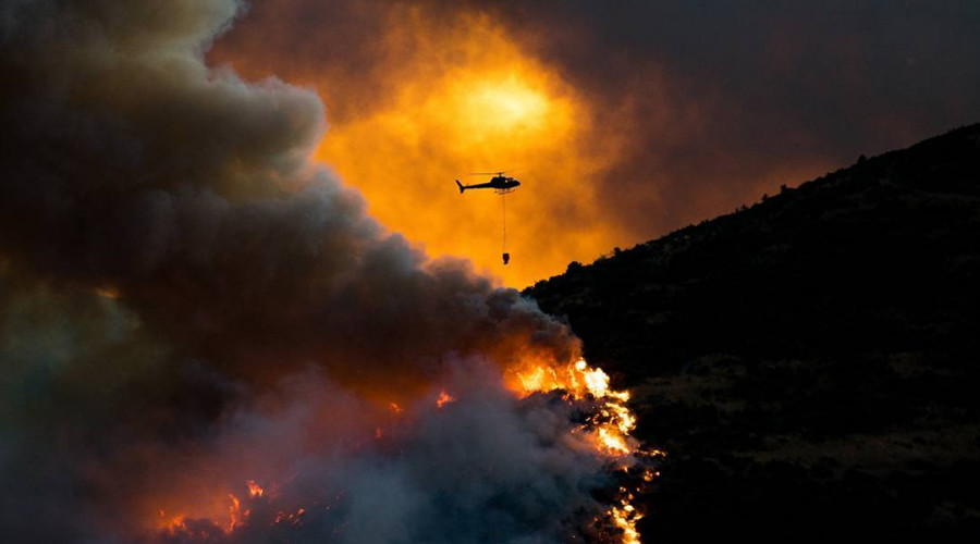 Raging New Zealand wildfires leave 1 dead, force 400 to evacuate (VIDEOS, PHOTOS)