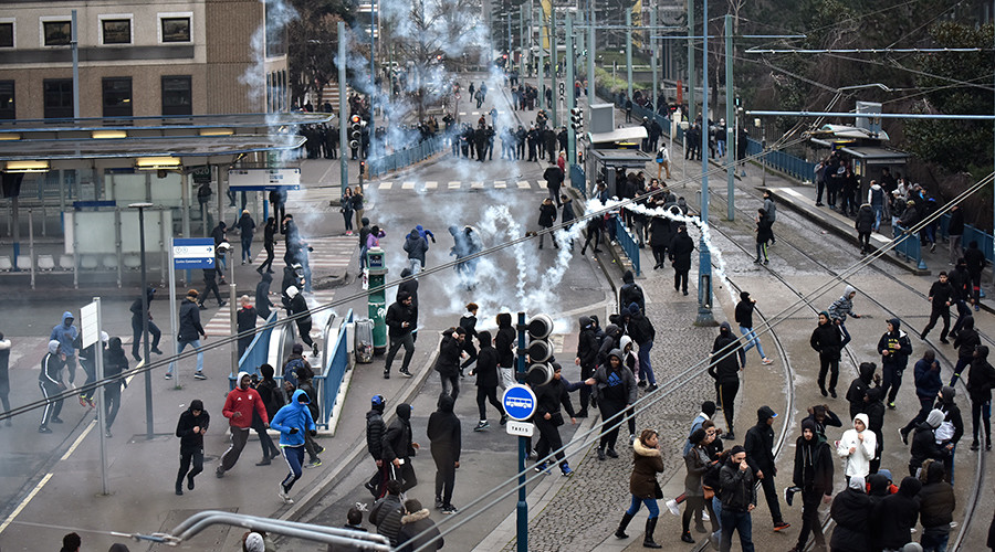 Police teargas masked protesters in Paris suburb as anti-cop riots continue (VIDEO)