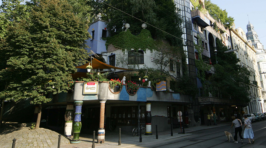 Viennese cafe charges tourists for charging gadgets
