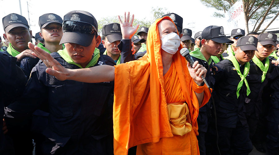 Hundreds of Buddhist monks in violent standoff with Thai police (VIDEO)
