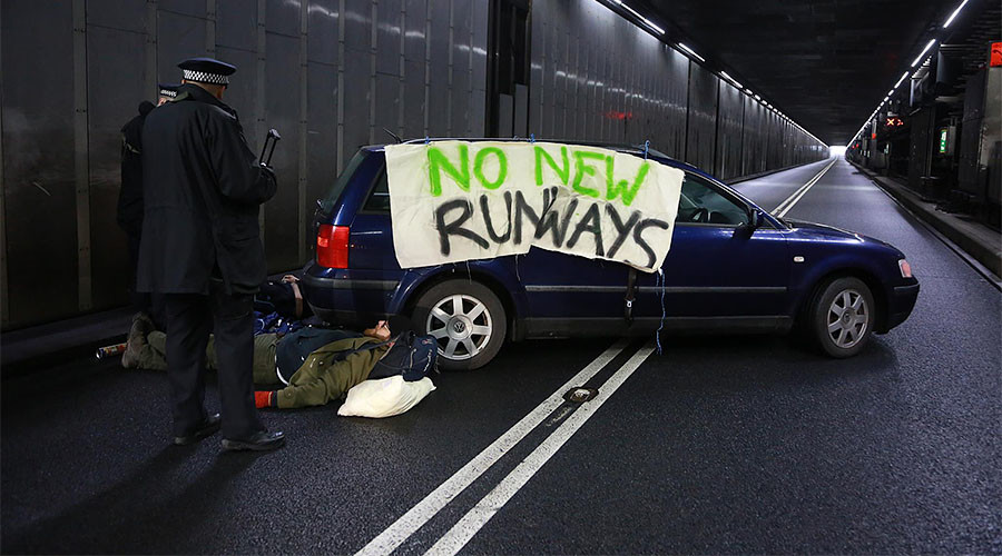 Climate change protesters block major Heathrow Airport tunnel (VIDEO)