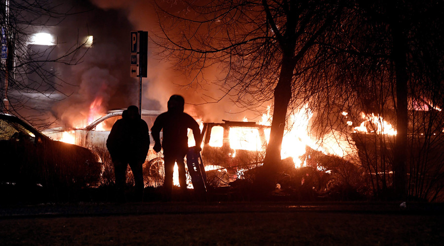 Rioters set cars on fire, loot shops in Stockholm suburb (PHOTOS, VIDEOS)