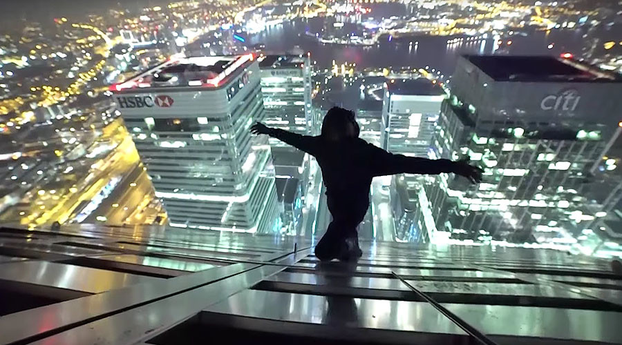 Daredevils film themselves dangling from top of iconic London skyscraper (VIDEO)