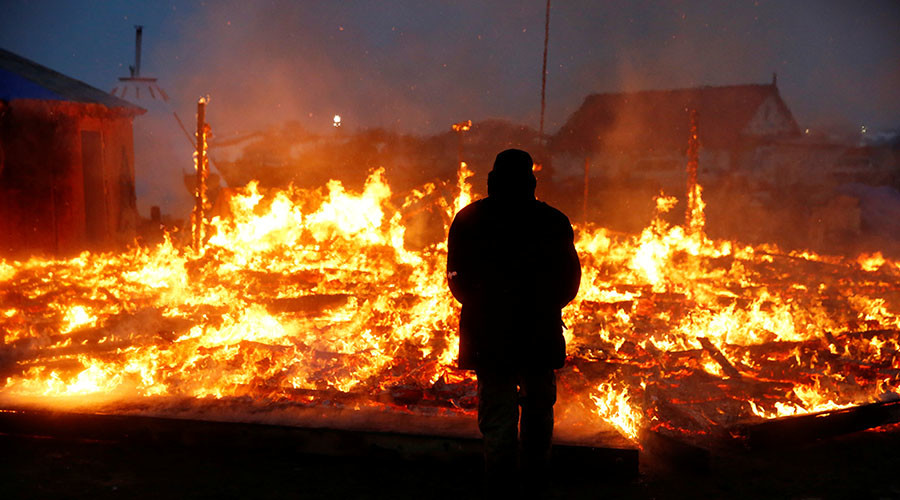 DAPL protesters set tents ablaze ahead of camp evacuation deadline (VIDEOS)