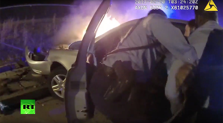 Heroic DC police captured saving driver from burning car (VIDEO)