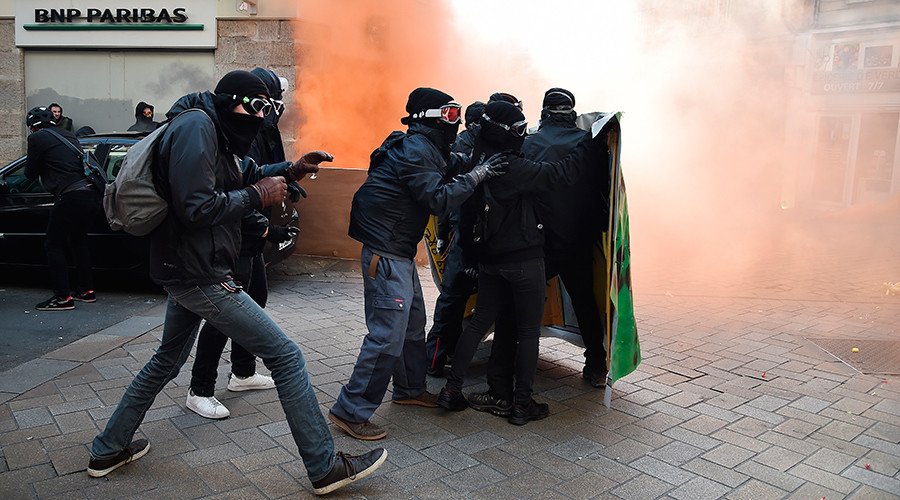 Streets of riot 360: Watch tear gas fill Nantes as protesters clash with police (PANORAMIC)