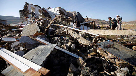 People inspect damages at the site of a Saudi-led air strike, Yemen. © Mohamed al-Sayaghi