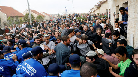 Pro-settlement activists scuffle with Israeli policemen, February 28, 2017. © Ronen Zvulun