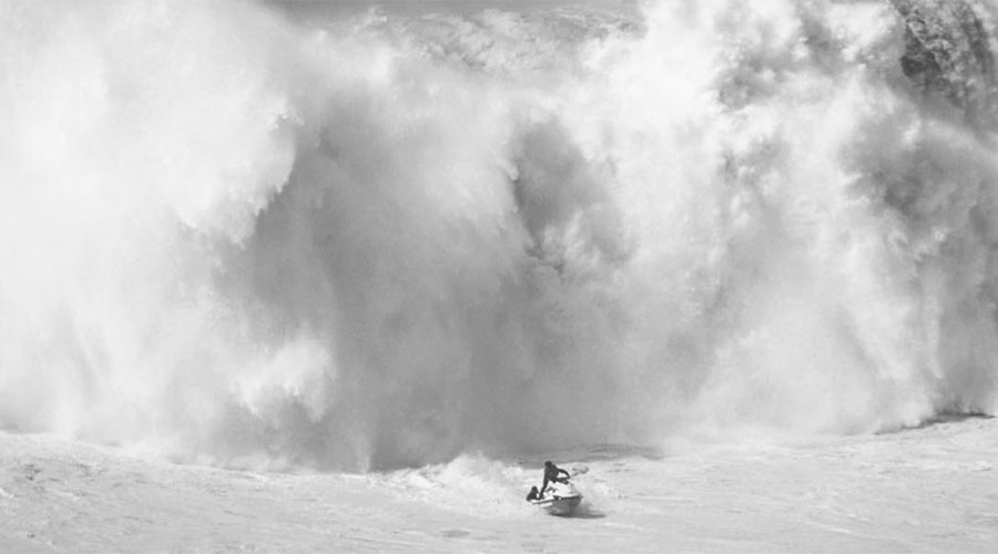 Wipeout rescue: Surfers push to outrun monster wave on jet ski (VIDEO)