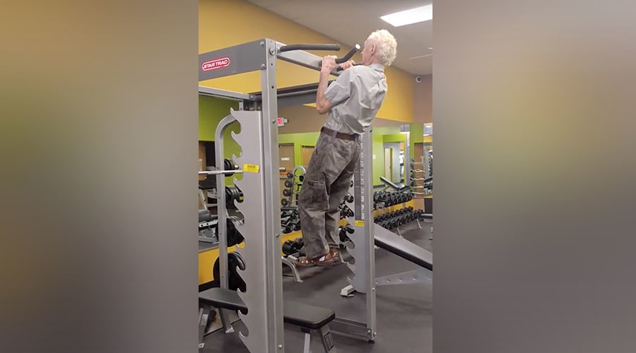 90yo puts everyone to shame with impressive pull-ups (VIDEO)