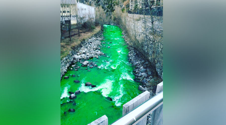 You're going to dye: ‘Slime’ green torrent freaks Pyrenees (PHOTOS, VIDEO)