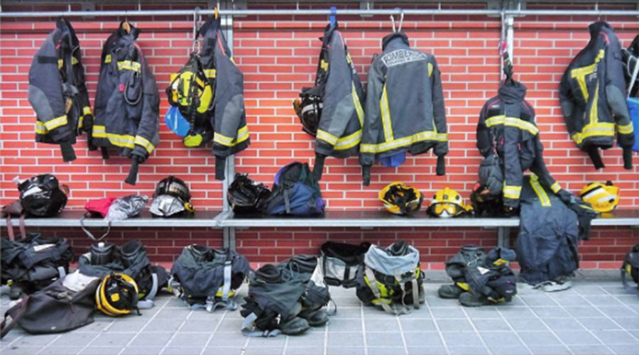5yo dangles from apartment ledge during desperate rescue (VIDEO)