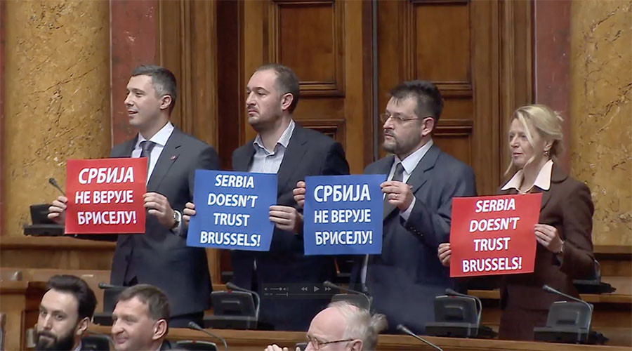 ‘We don’t need EU!’ Mogherini met with anti-EU chants in Serbian parliament (VIDEO)