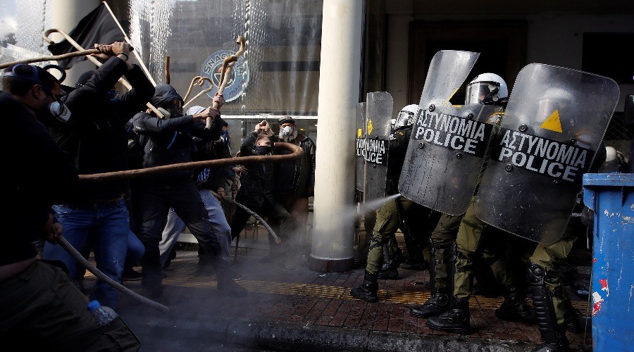 Police in Athens fire tear gas at farmers protesting tax & pension reforms (VIDEO, PHOTOS)