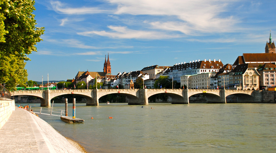 2 dead, 1 critically injured after gunmen open fire in Swiss cafe