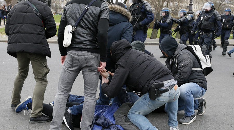 School's out! French police use tear gas as ‘state violence’ protests spread to schools