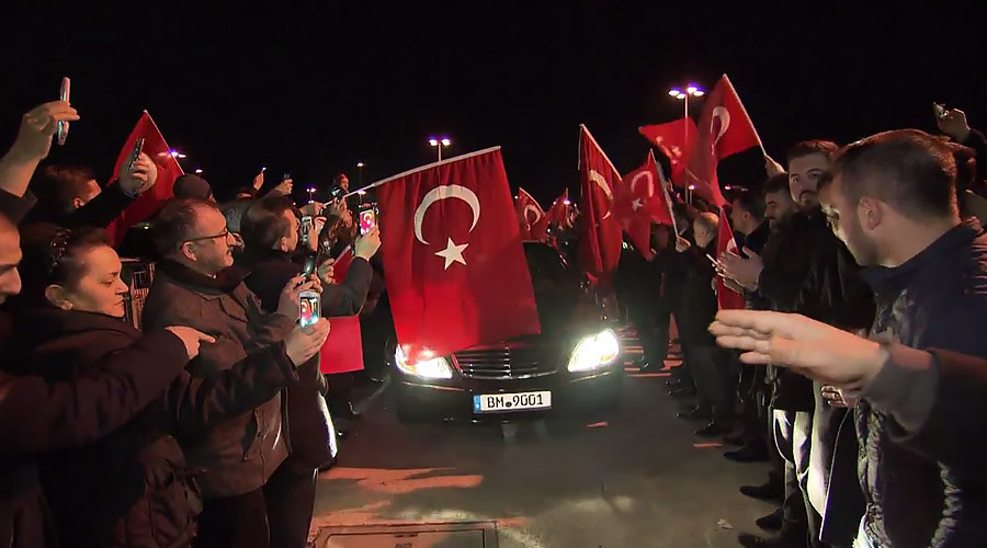 Expelled Turkish minister decries ‘harsh treatment’ as Dutch PM vows ‘de-escalation’