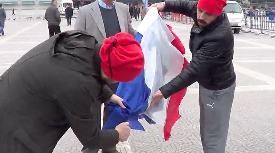 'False flag': Turkish protesters burn wrong tricolor in anti-Dutch government demo (VIDEO)