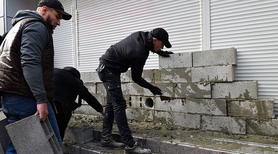 Radicals brick up Russian bank branch in central Kiev (VIDEO)