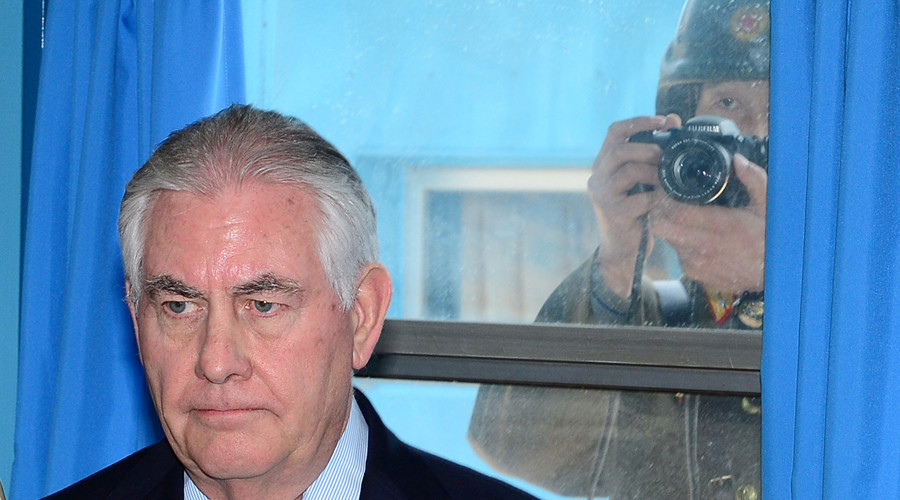 Rex Tillerson photobombed by North Korean soldier in DMZ (PHOTO)