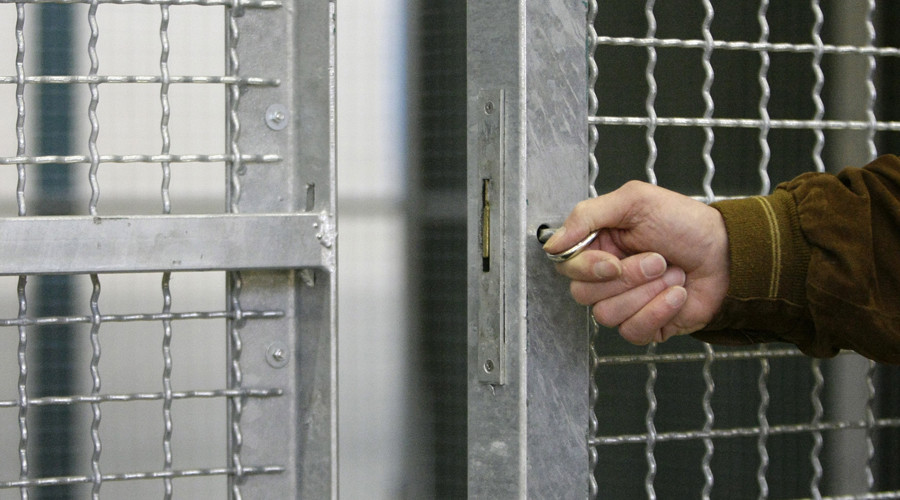 Manhunt for 3 escaped inmates with gun grips Oklahoma county