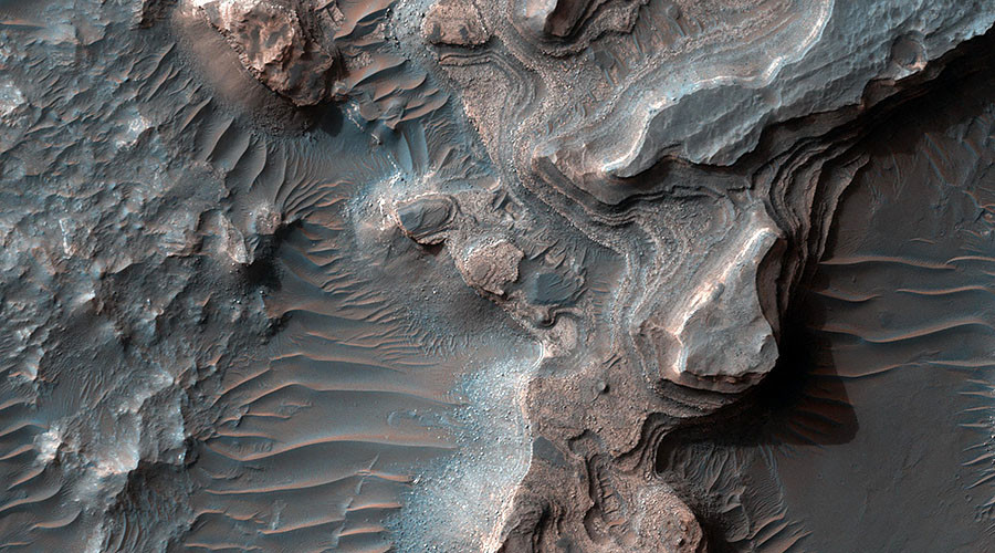 NASA unveils incredible high-def image of layered Martian crater (PHOTO)