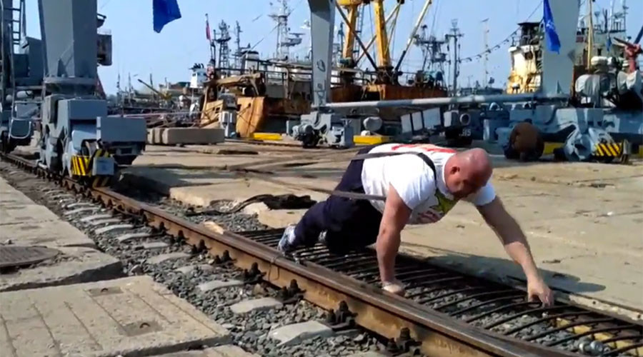 Russian strongman moves 312-ton port crane to mark 3rd Crimea reunion anniversary (VIDEO)